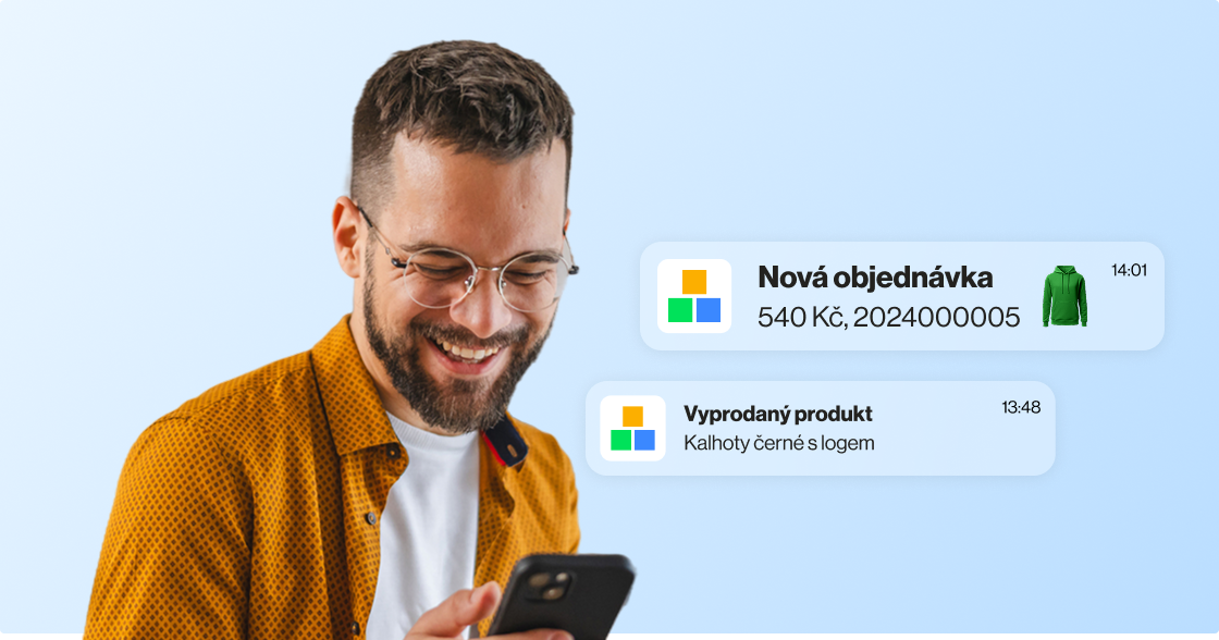 Muž šťastně sledující notifikace z aplikace o nové objednávce a vyprodaném produktu